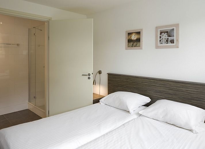 Gezellige woonkamer van Goudplevier Bubbelbad 10+2 bungalow in Noardburgum, Friesland met moderne inrichting en uitzicht op het Friese platteland.