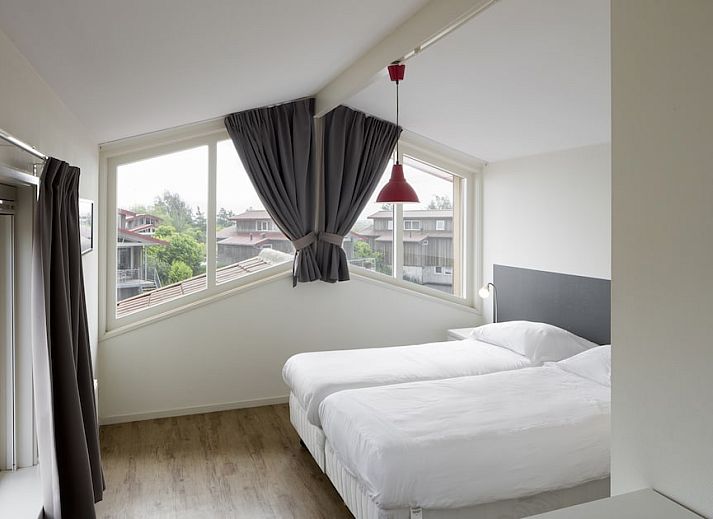 Gezellige woonkamer van Goudplevier Bubbelbad 10+2 bungalow in Noardburgum, Friesland met moderne inrichting en uitzicht op het Friese platteland.