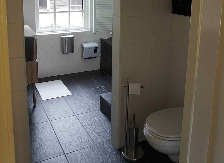 Slaapkamer van FR400 vakantiehuis in Zandhuizen, Friesland met comfortabel tweepersoonsbed.