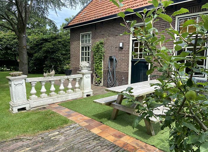 Slaapkamer van FR400 vakantiehuis in Zandhuizen, Friesland met comfortabel tweepersoonsbed.