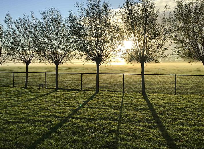 Slaapkamer van FR400 vakantiehuis in Zandhuizen, Friesland met comfortabel tweepersoonsbed.
