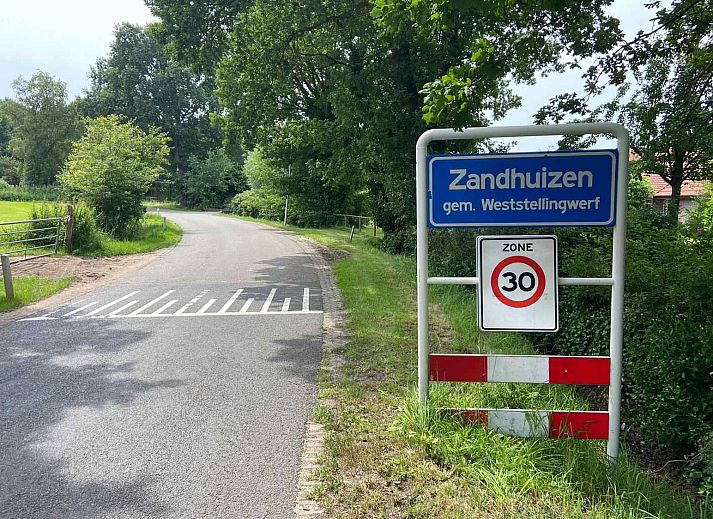 Gezellige woonkamer van vakantiehuis FR400 in Zandhuizen, ideaal voor ontspanning.