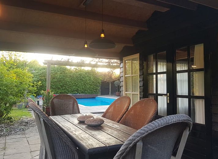 Slaapkamer in Vakantiehuis in Fochteloo, Friesland, met uitzicht op de tuin en het Friese platteland.