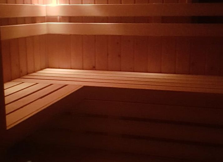 Slaapkamer in Vakantiehuis in Fochteloo, Friesland, met uitzicht op de tuin en het Friese platteland.