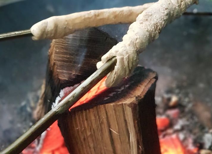 Gezellige binnenruimte van Vakantiehuis in Fochteloo, Friesland, met uitzicht op het verlichte zwembad.