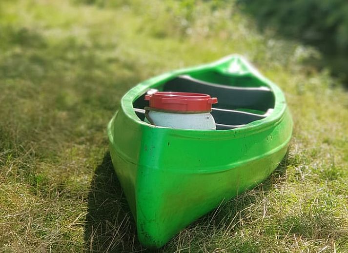 Gezellige binnenruimte van Vakantiehuis in Fochteloo, Friesland, met uitzicht op het verlichte zwembad.