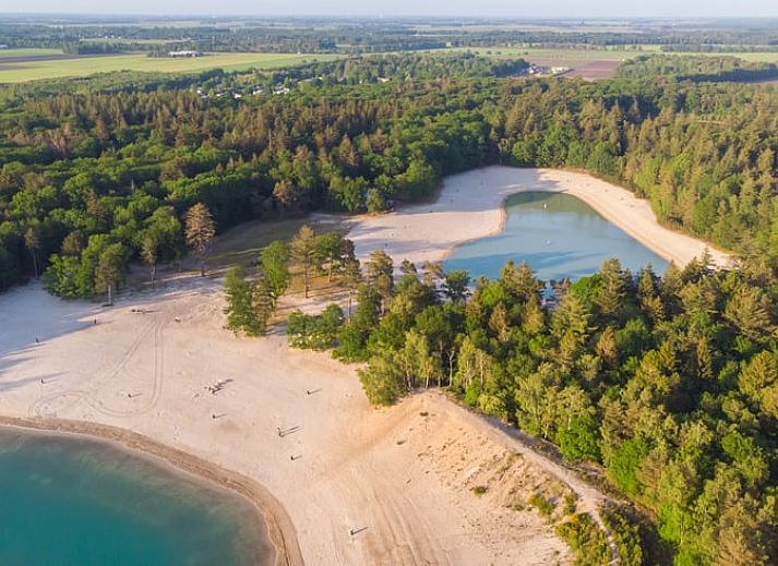 Gezellige binnenruimte van Vakantiehuis in Fochteloo, Friesland, met uitzicht op het verlichte zwembad.