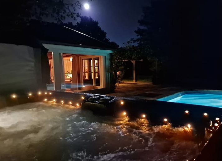 Zonnig terras met zwembad bij Vakantiehuis in Fochteloo, gelegen op het prachtige Friese platteland.