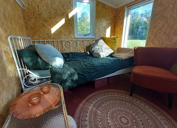 Vakantiehuisje in Tijnje op het Friese platteland, omringd door weelderige natuur en rustgevende uitzichten.