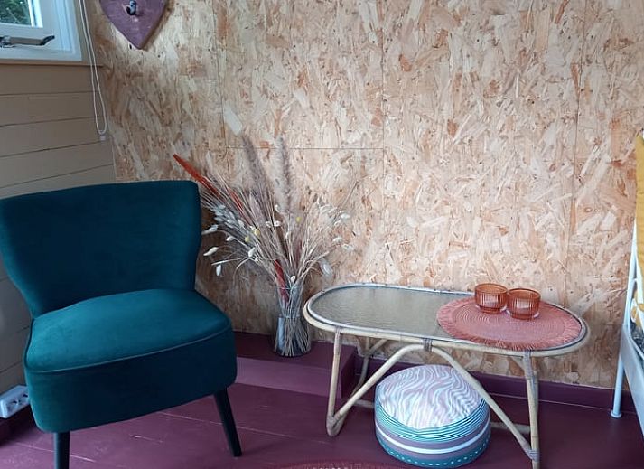 Vakantiehuisje in Tijnje op het Friese platteland, omringd door weelderige natuur en rustgevende uitzichten.