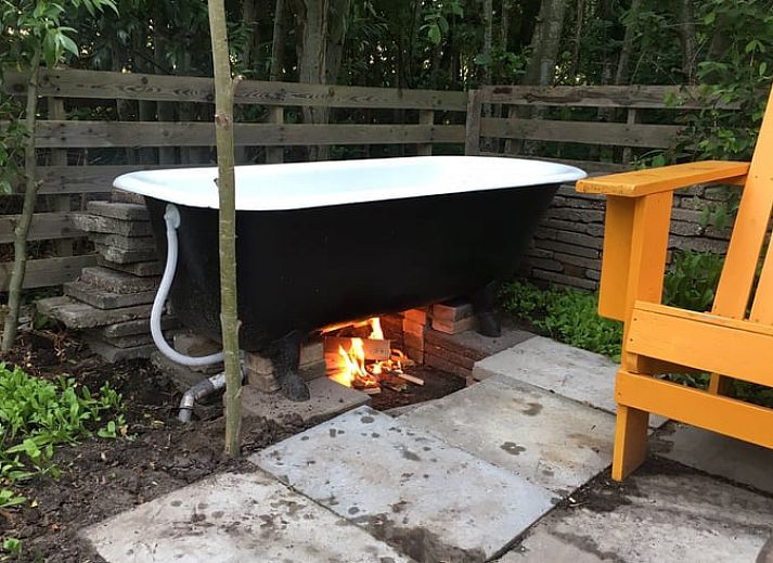 Gezellig terras van Vakantiehuisje in Tijnje, ideaal voor ontspanning in de frisse lucht van Friesland.