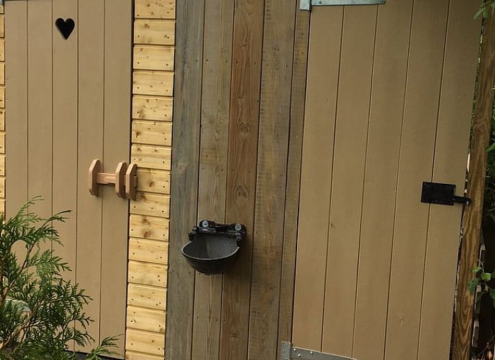 Stijlvolle binnenruimte van Vakantiehuisje in Tijnje, met comfortabele zitplek en natuurlijke decoraties.