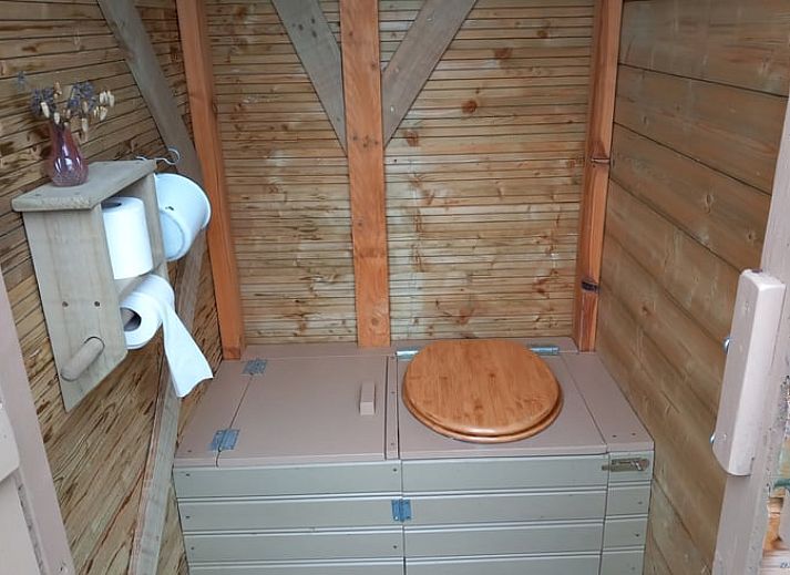 Stijlvolle binnenruimte van Vakantiehuisje in Tijnje, met comfortabele zitplek en natuurlijke decoraties.