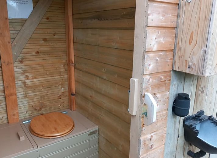 Stijlvolle binnenruimte van Vakantiehuisje in Tijnje, met comfortabele zitplek en natuurlijke decoraties.