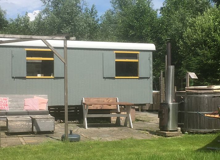 Vakantiehuisje in Tijnje op het Friese platteland, omgeven door groene natuur en rustieke charme.