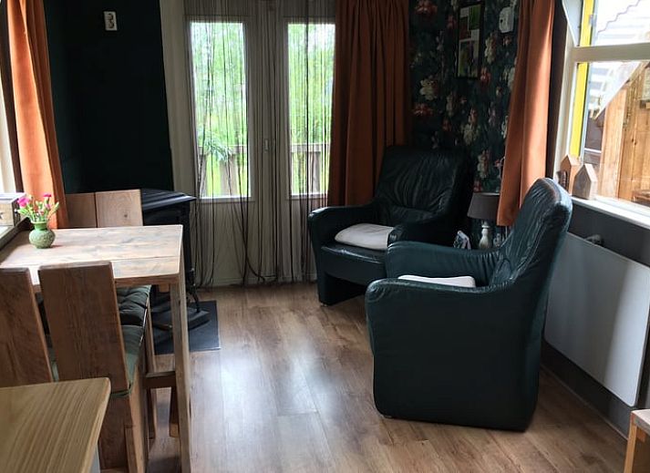 Vakantiehuisje in Tijnje op het Friese platteland, omgeven door groene natuur en rustieke charme.