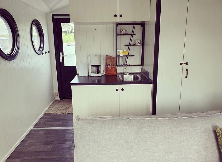 The White Houseboat in Lathum offers an idyllic stay for 2 on the waterfront in the River Region of Gelderland.
