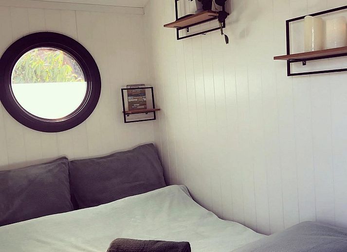 The White Houseboat in Lathum offers an idyllic stay for 2 on the waterfront in the River Region of Gelderland.