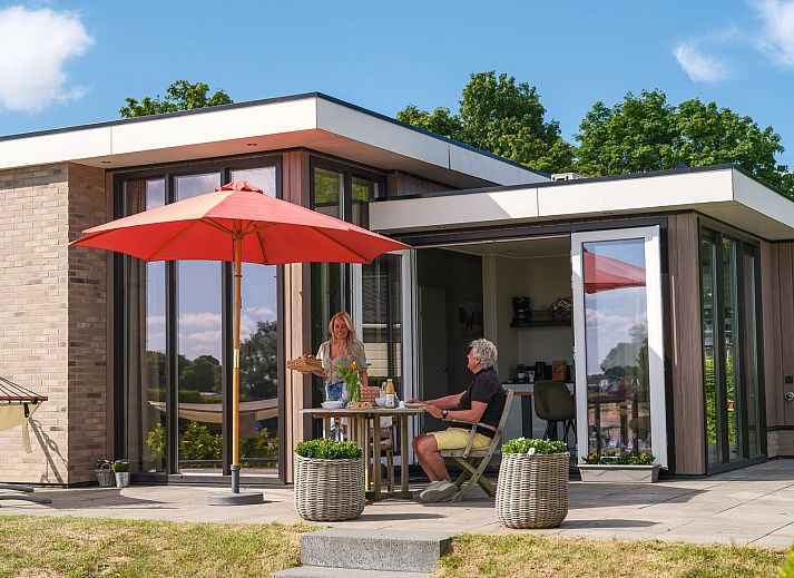 Geniessen Sie den modernen Cube XL mit Sauna fuer 4 Personen in Lathum, Gelderland. Entspannen Sie sich auf der sonnigen Terrasse im Rivierengebied.