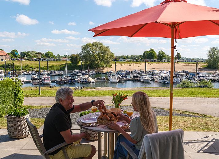 Geniessen Sie den modernen Cube XL mit Sauna fuer 4 Personen in Lathum, Gelderland. Entspannen Sie sich auf der sonnigen Terrasse im Rivierengebied.