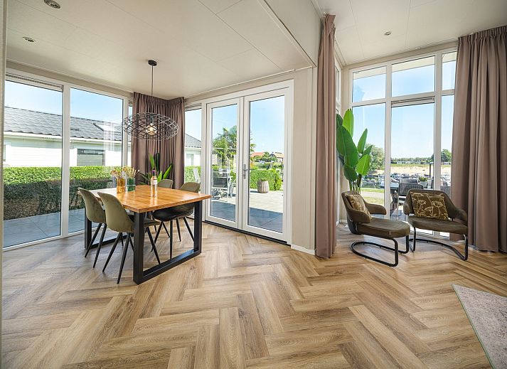 Geniessen Sie den modernen Cube XL mit Sauna fuer 4 Personen in Lathum, Gelderland. Entspannen Sie sich auf der sonnigen Terrasse im Rivierengebied.