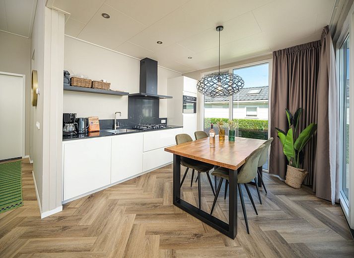 Das Cube XL mit Sauna liegt in Lathum, Gelderland, und bietet ein luxurioeses Ferienhaus mit einer Terrasse und herrlichem Blick auf das Rivierengebied.