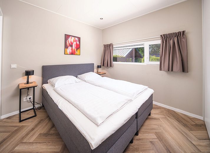 Geniessen Sie die Terrasse von Cube XL mit Sauna, einem modernen Ferienhaus fuer 4 Personen in Lathum, Gelderland, umgeben von Natur.