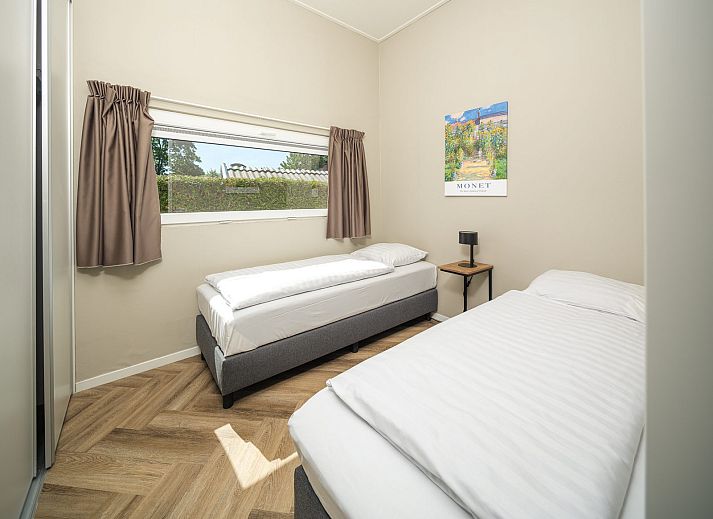 Geniessen Sie die Terrasse von Cube XL mit Sauna, einem modernen Ferienhaus fuer 4 Personen in Lathum, Gelderland, umgeben von Natur.