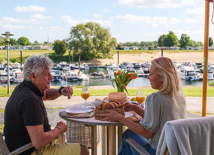Stilvolles Indoor Cube XL mit Sauna, Ferienhaus fuer 4 Personen in Lathum, Gelderland, mit Blick auf Terrasse und Natur.