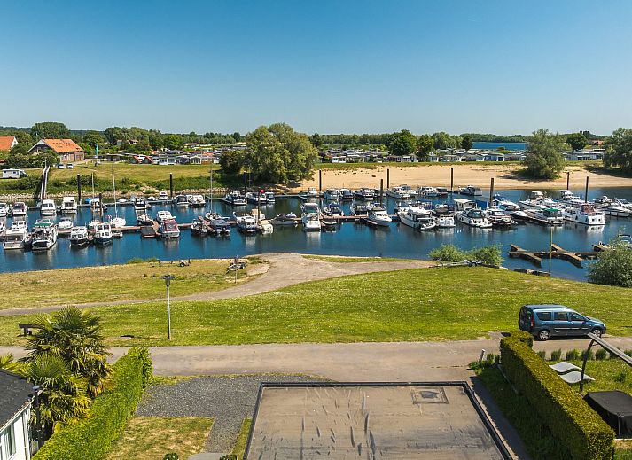 Stilvolles Indoor Cube XL mit Sauna, Ferienhaus fuer 4 Personen in Lathum, Gelderland, mit Blick auf Terrasse und Natur.