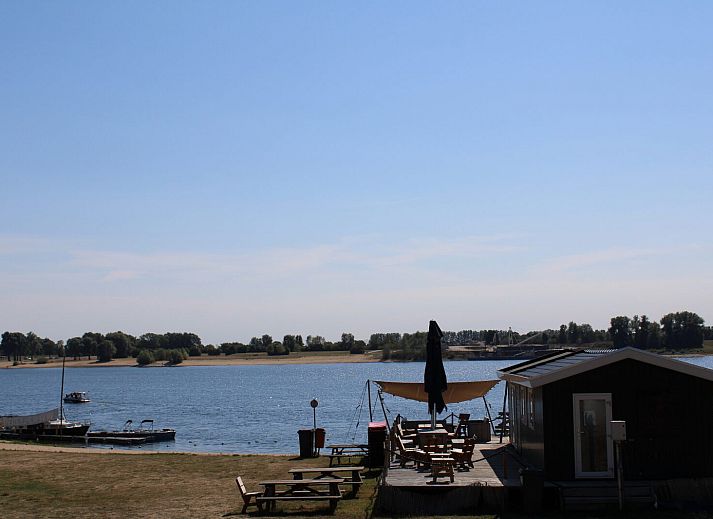 Safaritent Comfort in Lathum, Gelderland met ruime veranda voor zes personen, ideaal voor glamping in het Rivierengebied.