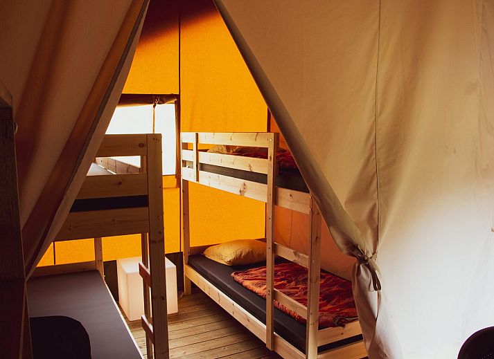 Safaritent Comfort in Lathum, Gelderland met ruime veranda voor zes personen, ideaal voor glamping in het Rivierengebied.