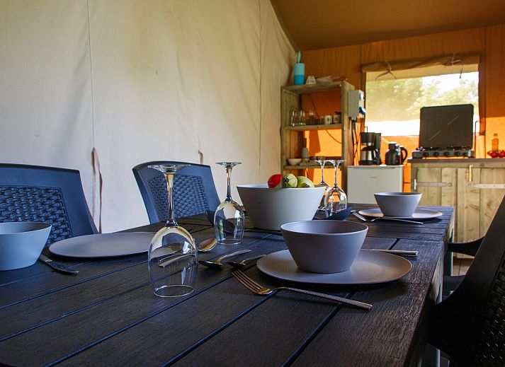 Vakantiehuis Safaritent Comfort in Lathum, Gelderland met terras voor zes personen, perfect voor een ontspannen verblijf in de natuur.