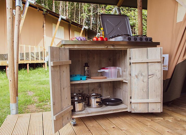 Vakantiehuis Safaritent Comfort in Lathum, Gelderland met terras voor zes personen, perfect voor een ontspannen verblijf in de natuur.