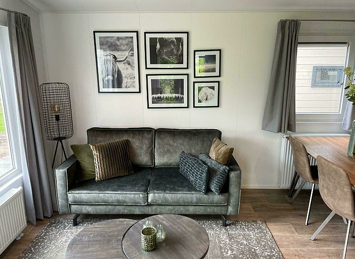 Heide Lodge Comfort in Lathum, Gelderland biedt een charmante buitenkant met groene omgeving en terras.