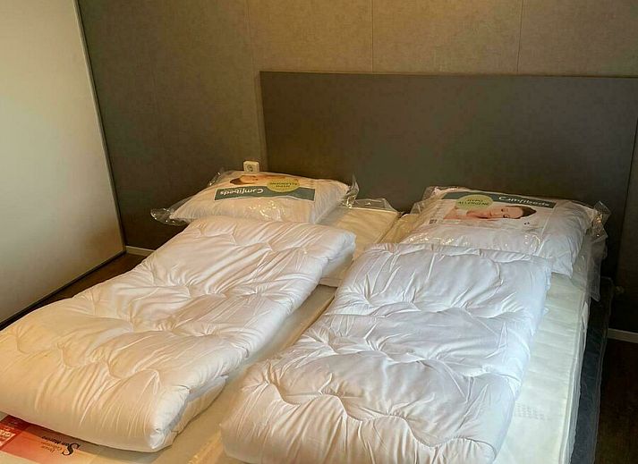 Heide Lodge Comfort in Lathum, Gelderland biedt een charmante buitenkant met groene omgeving en terras.