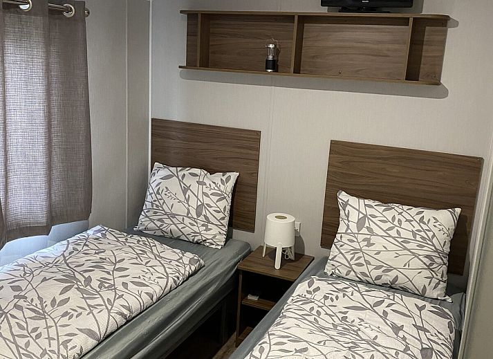 Gezellige woonkamer van Heide Lodge Comfort in Lathum, Gelderland met uitzicht op de natuur.