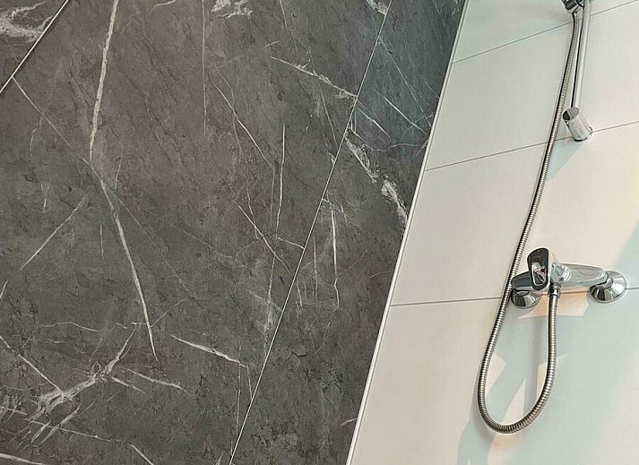 Gezellige woonkamer van Heide Lodge Comfort in Lathum, Gelderland met uitzicht op de natuur.