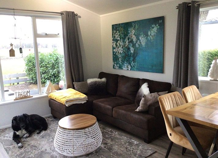 Stijlvolle zithoek in Heide Lodge Comfort, vakantiehuis in Lathum, Gelderland.