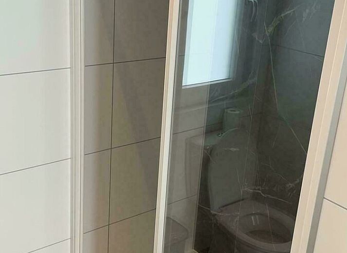 Moderne keuken in Heide Lodge Comfort, vakantieaccommodatie in Lathum, Rivierengebied.