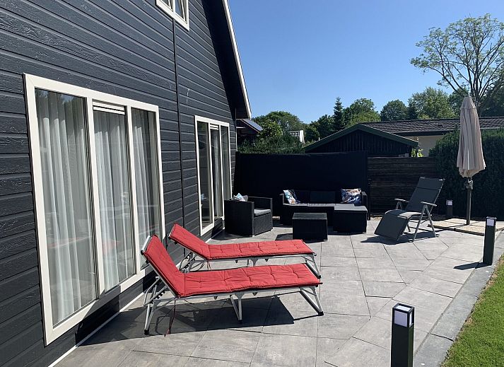 Sand Lodge in Lathum, Gelderland offers a spacious terrace with outdoor furniture for six people, ideal for relaxation in the River Region.