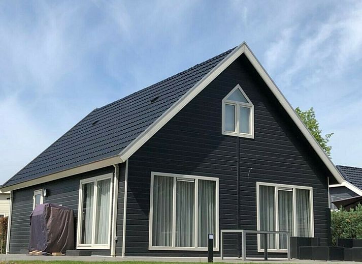 Sand Lodge in Lathum, Gelderland offers a spacious terrace with outdoor furniture for six people, ideal for relaxation in the River Region.