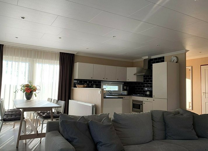 Sand Lodge in Lathum, Gelderland offers a spacious terrace with outdoor furniture for six people, ideal for relaxation in the River Region.