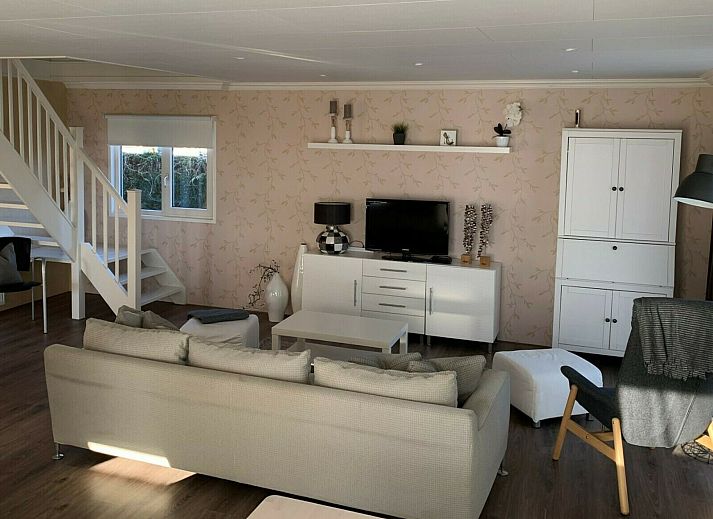 Sand Lodge in Lathum, Gelderland offers a spacious terrace with outdoor furniture for six people, ideal for relaxation in the River Region.