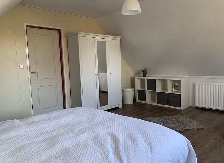 Enjoy the sun on the terrace of Zand Lodge in Lathum, Gelderland, with comfortable deck chairs and a cozy seating area for six.