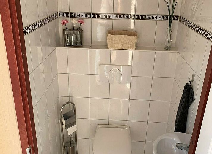 Zand Lodge in Lathum, Gelderland showcases a stylish exterior with modern architecture, perfect for a vacation in the River Region.