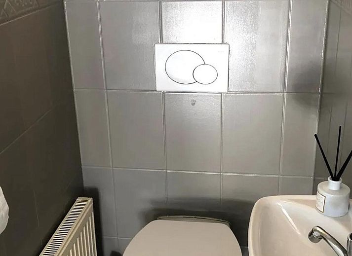 Innenbereich der Zand Lodge in Lathum, Gelderland, mit einer voll ausgestatteten Kueche und einem Essbereich, ideal fuer sechs Personen in der Rivers Region.
