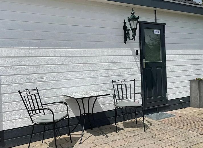 Innenbereich der Zand Lodge in Lathum, Gelderland, mit einer voll ausgestatteten Kueche und einem Essbereich, ideal fuer sechs Personen in der Rivers Region.
