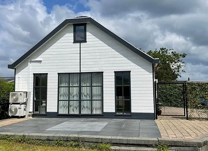 Innenbereich der Zand Lodge in Lathum, Gelderland, mit einer voll ausgestatteten Kueche und einem Essbereich, ideal fuer sechs Personen in der Rivers Region.
