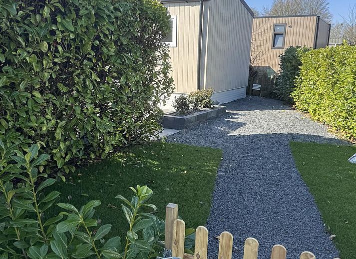 Veranda van Heide Lodge aan het water, Lathum. Ontspan in dit gezellige vakantiehuis voor vier personen.